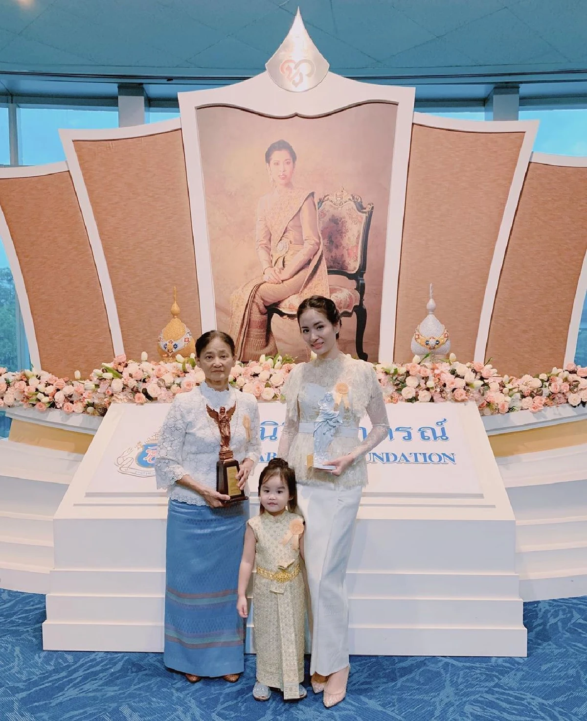 ต่าย ชุติมา ยิ้มหน้าบาน! รับรางวัลแม่ลูกผูกพัน สร้างสัมพันธ์ครอบครัวอบอุ่น