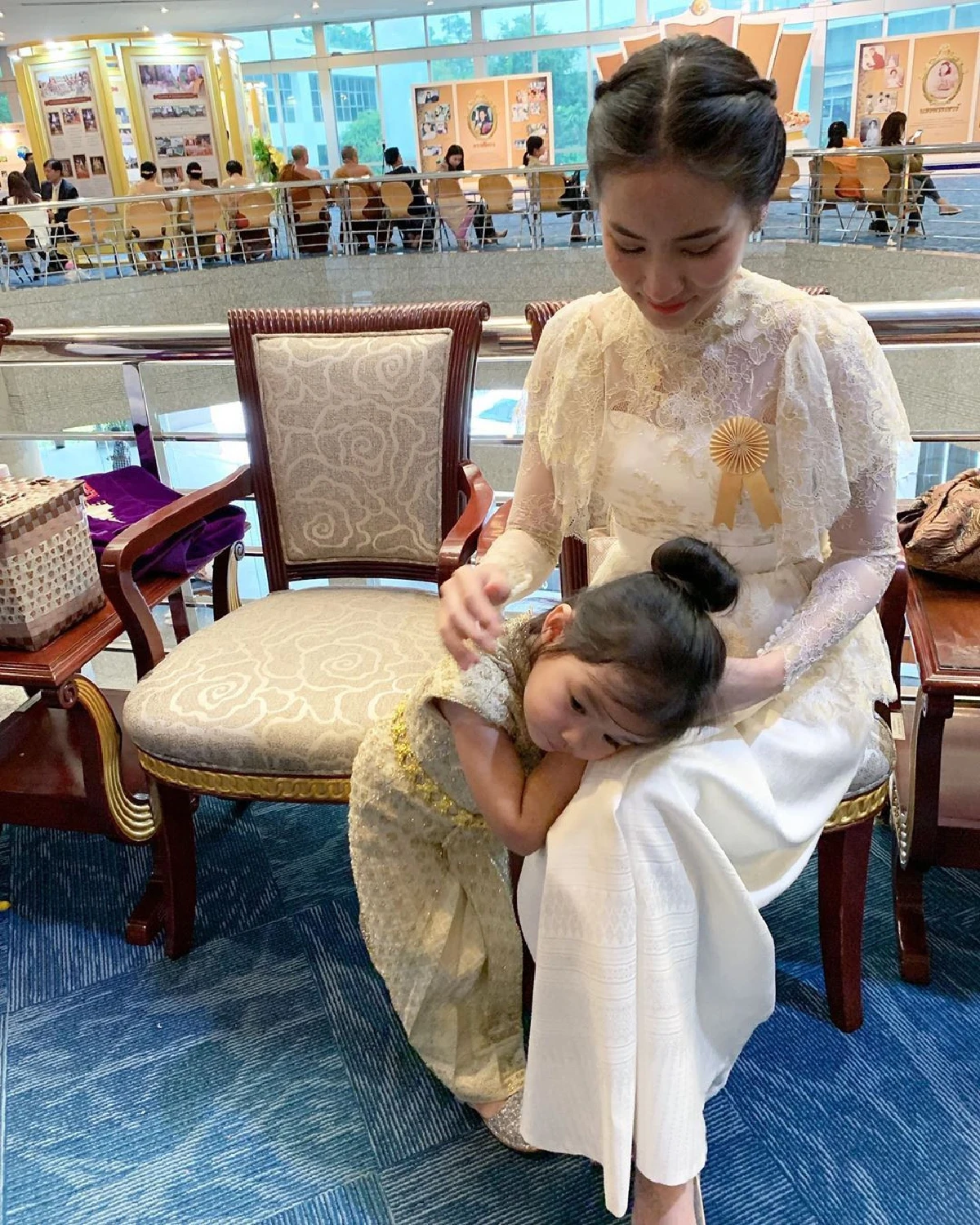 ต่าย ชุติมา ยิ้มหน้าบาน! รับรางวัลแม่ลูกผูกพัน สร้างสัมพันธ์ครอบครัวอบอุ่น