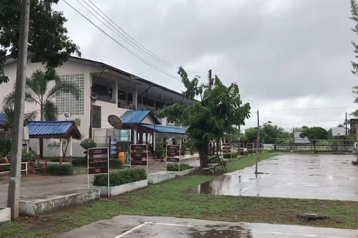 โรงเรียนดังขอนแก่นเรียกเคลียร์ปมนักเรียนม.2ตบกันแบบ3รุม1