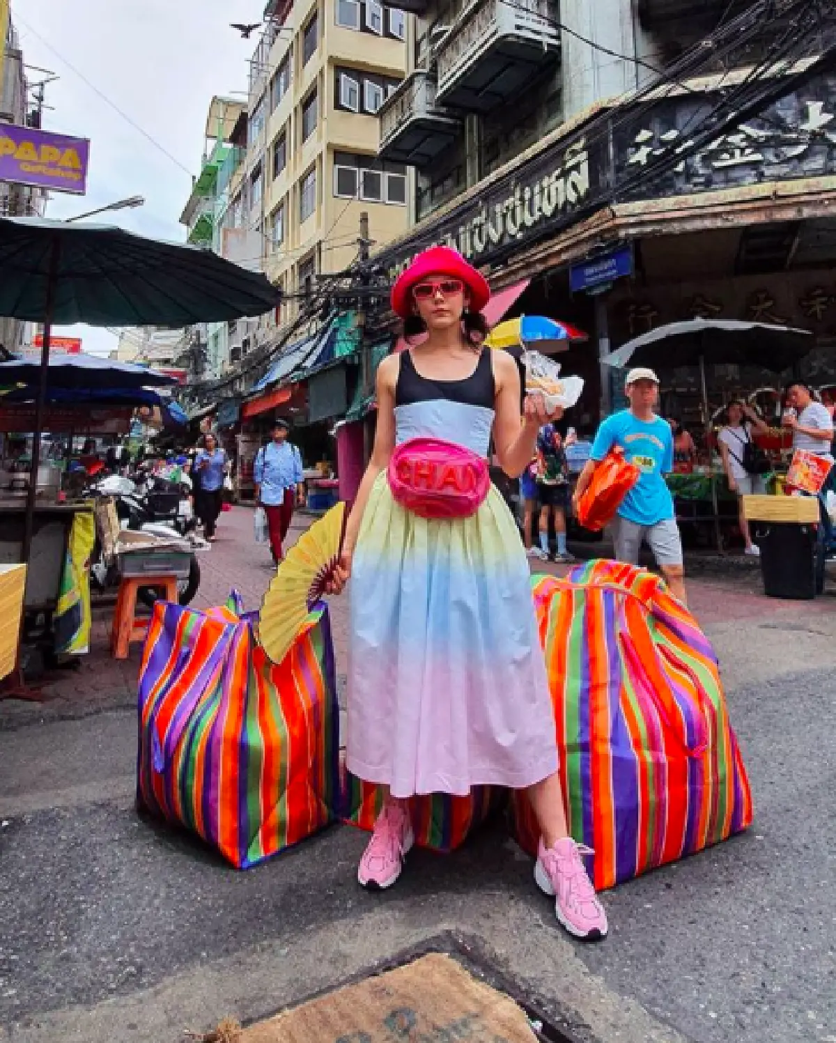 สำเพ็งสดใสขึ้นทันตา “ชมพู่ อารยา” กับเดรสสีสันชื่นใจ เล่นบอลลูนสีก็ยังชนะ