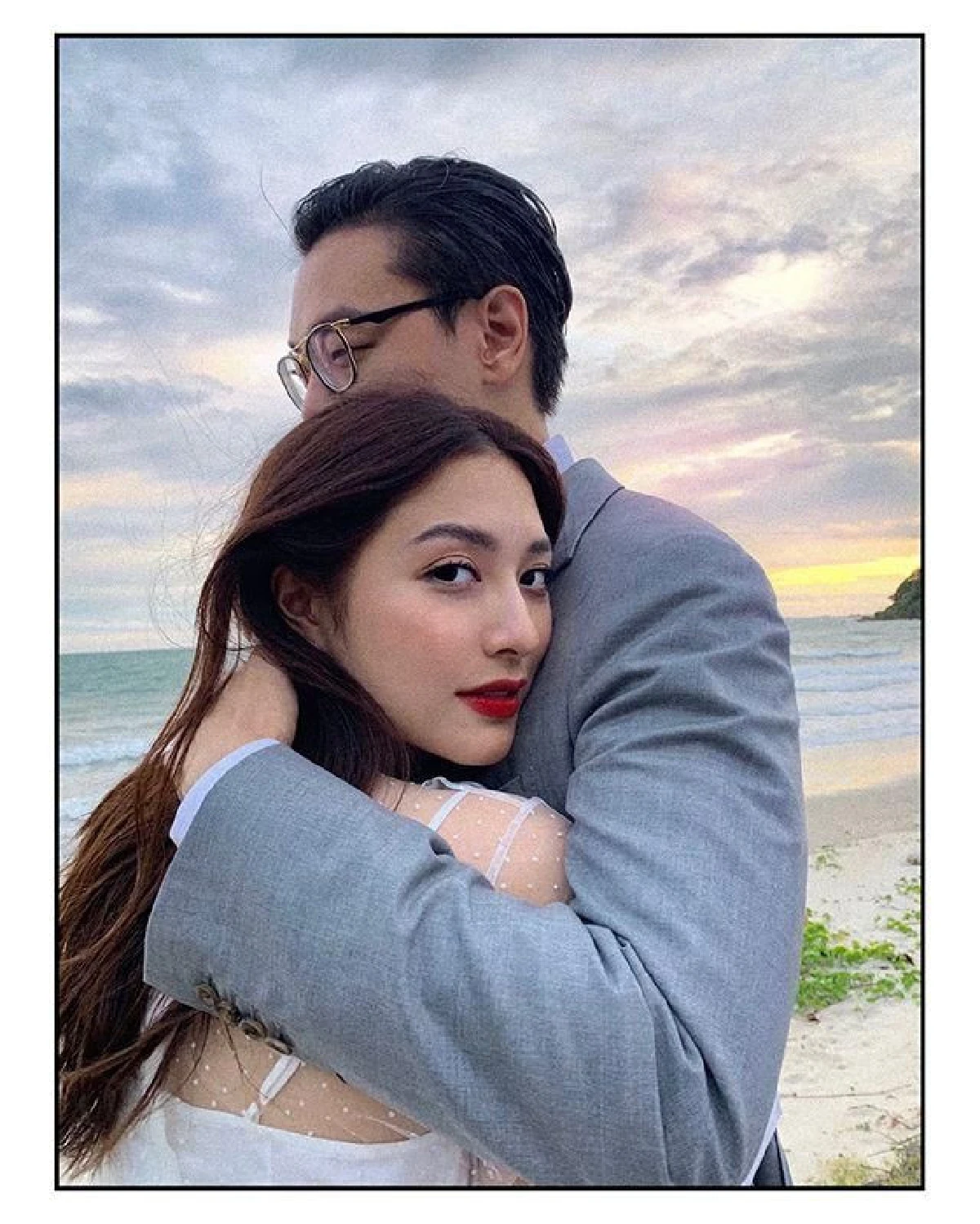 พรีเวดดิ้งหรือเปล่า? มิว นิษฐา โชว์หวานสวมกอด ไฮโซเซนต์ ริมทะเล