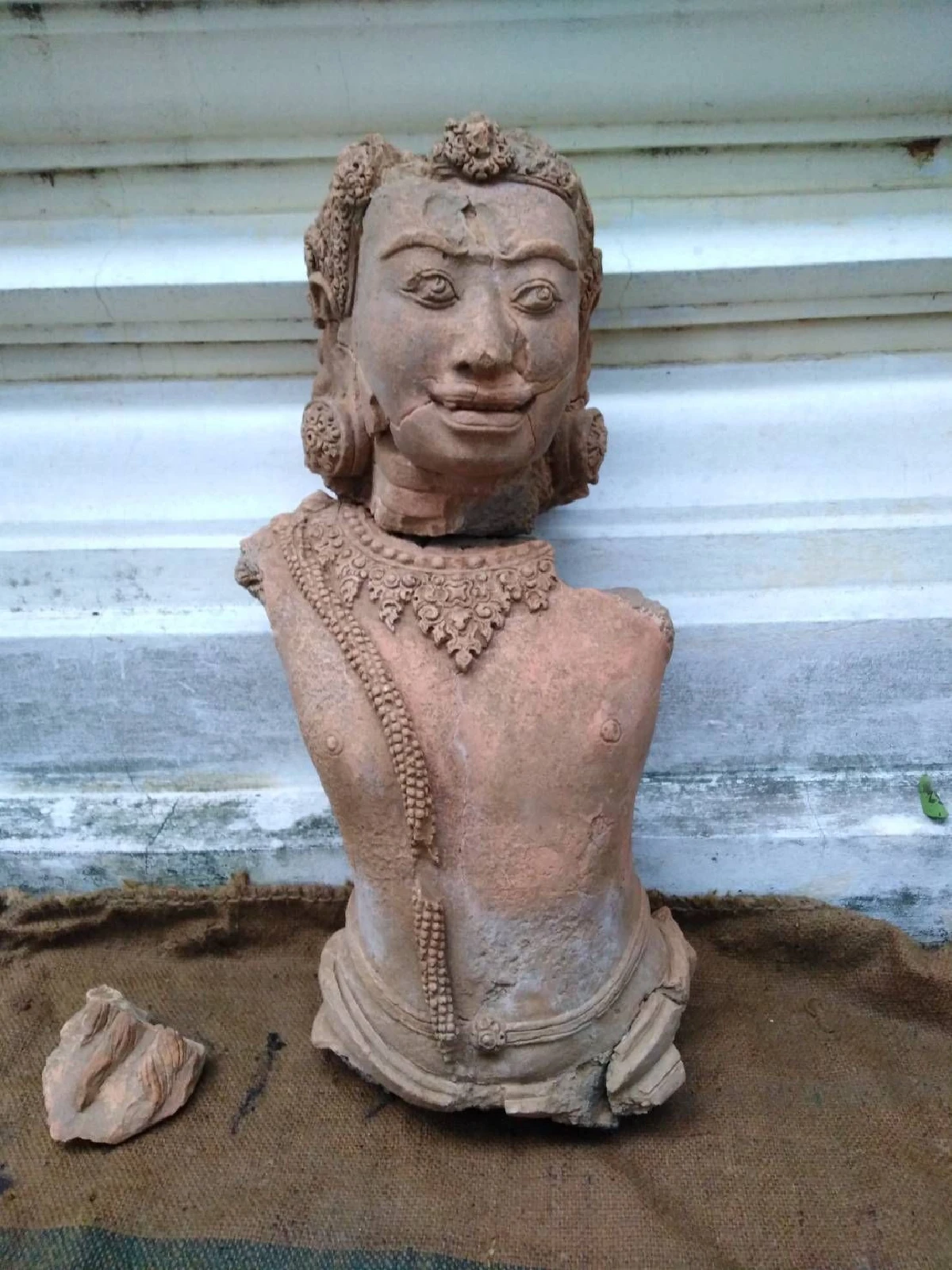 กรมศิลป์พบพระดินเผาและประติมากรรมสมัยทวารวดีที่วัดพระงาม นครปฐม