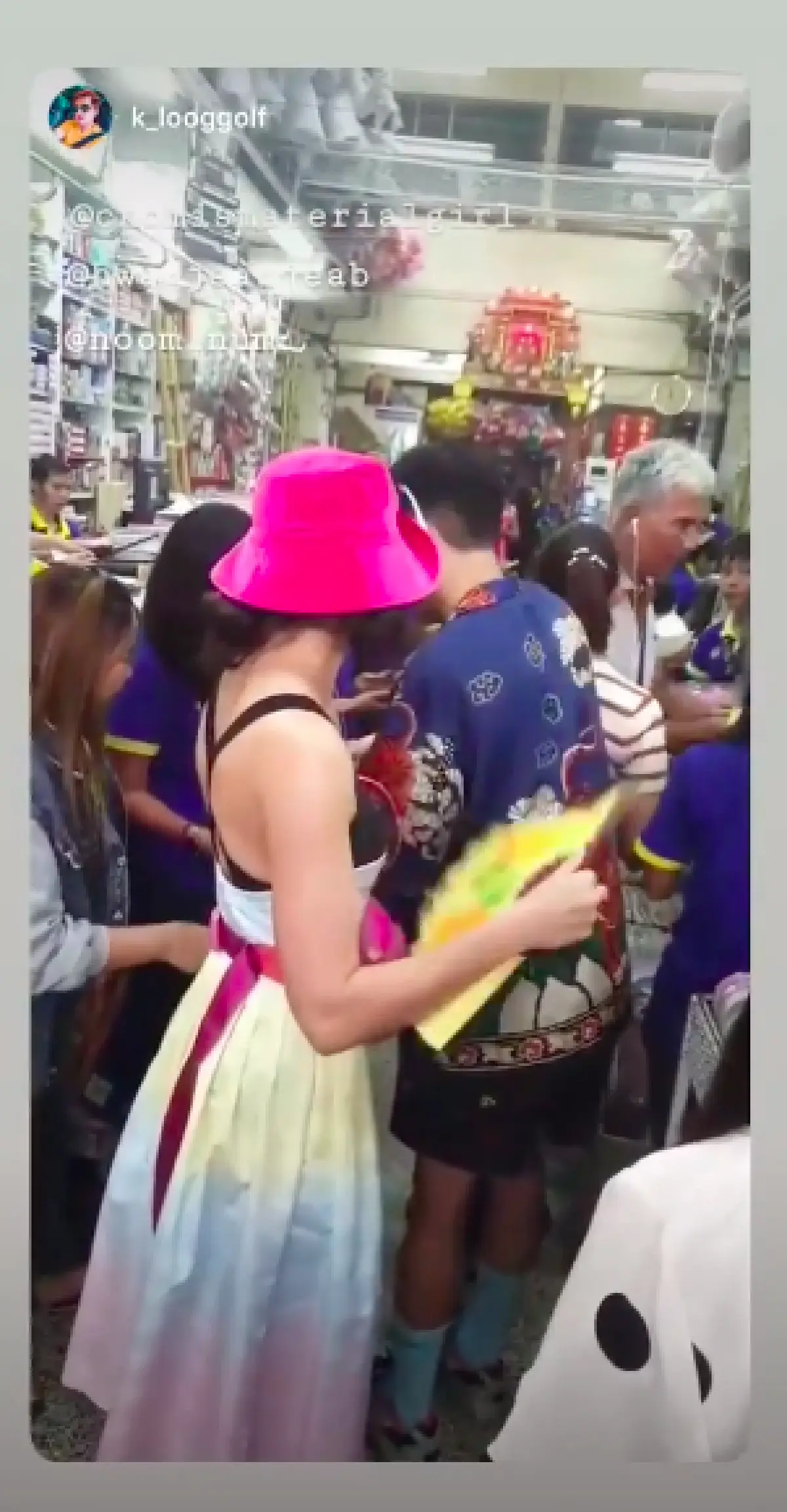 สำเพ็งสดใสขึ้นทันตา “ชมพู่ อารยา” กับเดรสสีสันชื่นใจ เล่นบอลลูนสีก็ยังชนะ