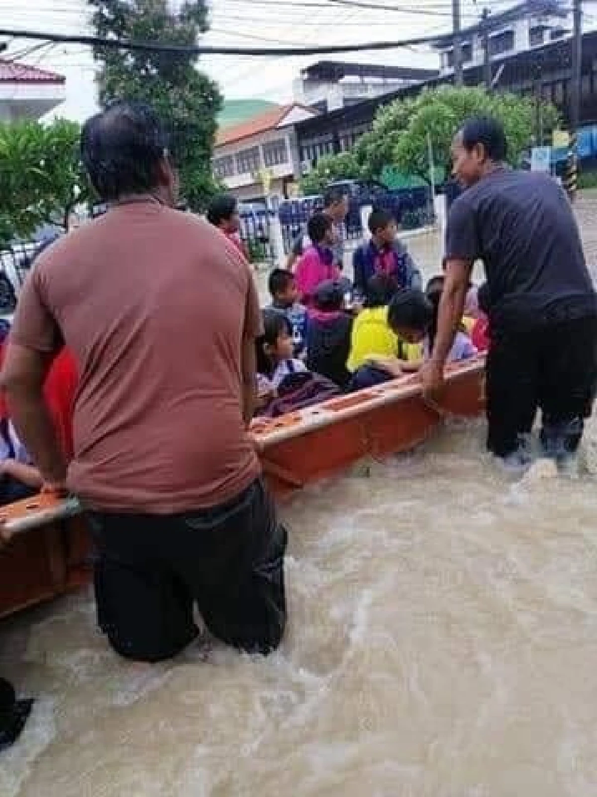ชมคลิปนาทีพายุโพดุลถล่มร้อยเอ็ดนักเรียนอนุบาล300คนนั่งเรือยางฝ่ากระแสคลื่นน้ำเชี่ยว