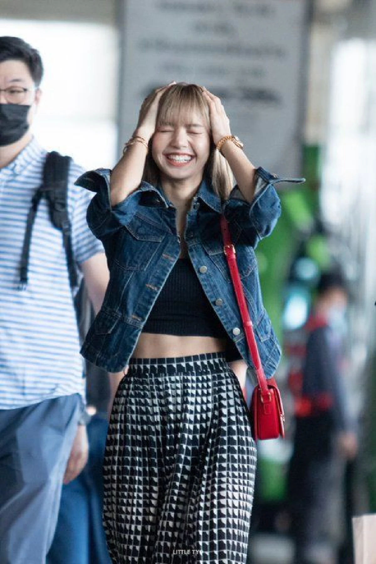 ลิซ่า BLACKPINK ยิ้มร่ากลับไทย! แฟนคลับทำป้ายต้อนรับน่ารักแบบโจ๊ะๆ