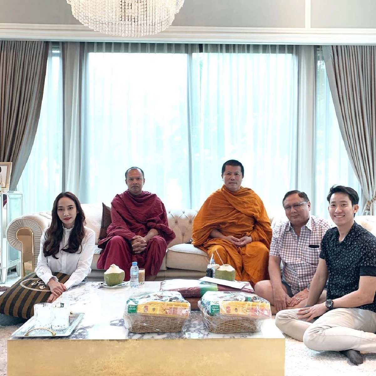 สวยใจบุญ! อั้ม พัชราภา พร้อมเพื่อนร่วมบริจาคเงิน 2.3 ล้าน สร้างเมรุเผาศพ