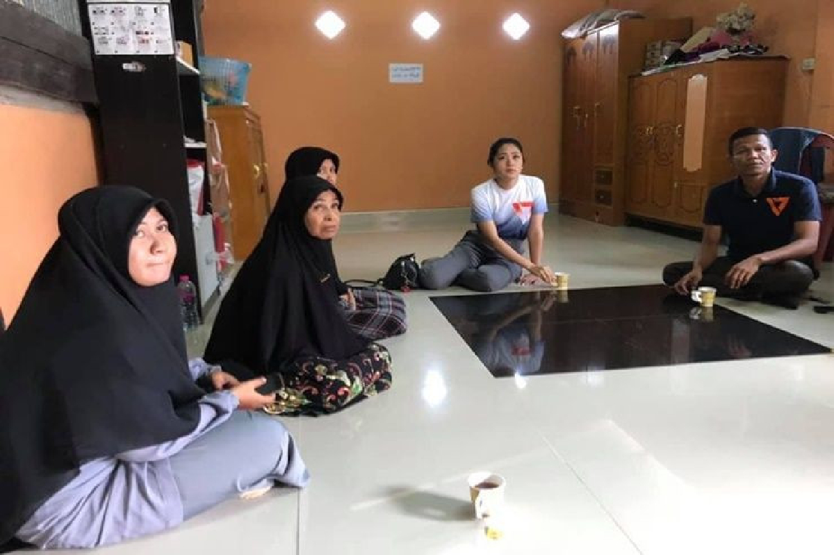 "ช่อ"บุกเยี่ยมครอบครัว “อับดุลเลาะ อีซอมูซู” ยันรัฐต้องคืนความเป็นธรรม "ช่อ"บุกเยี่ยมครอบครัว “อับดุลเลาะ อีซอมูซู” ยันรัฐต้องคืนความเป็นธรรม