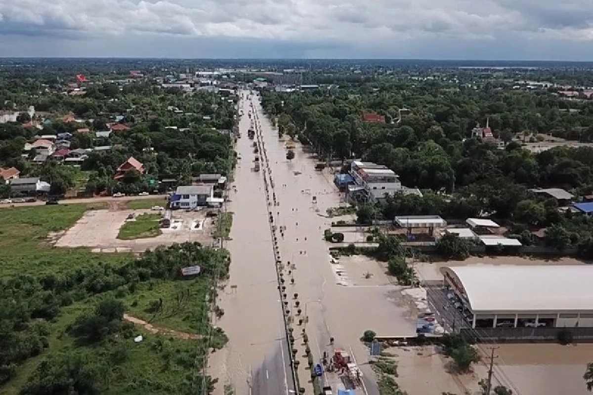 พิษพายุโพดุลถล่มขอนแก่นถนนมิตรภาพวิกฤต!เส้นทางมุ่งสู่อีสานตอนบนติดหนึบ 