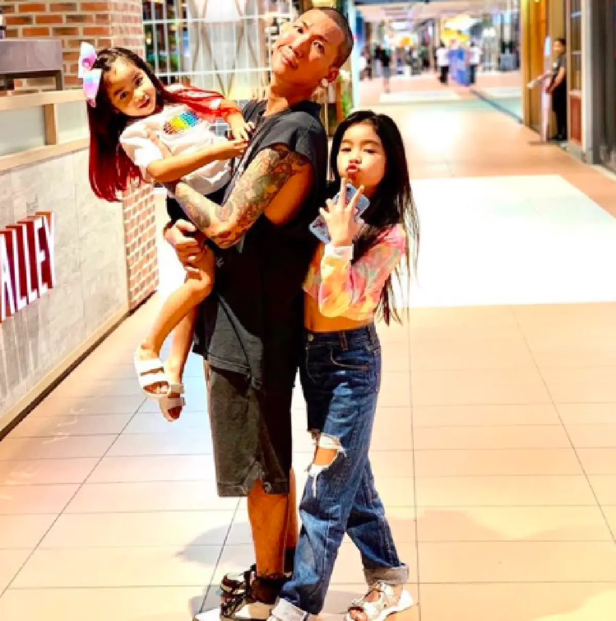 "น้องแตงโม-น้องแตงไทย” ลูกสาว “แจ๊ส-แจง” เต้นโชว์ “ลิซ่า BLACKPINK” บนเวทีในงานมีทติ้ง