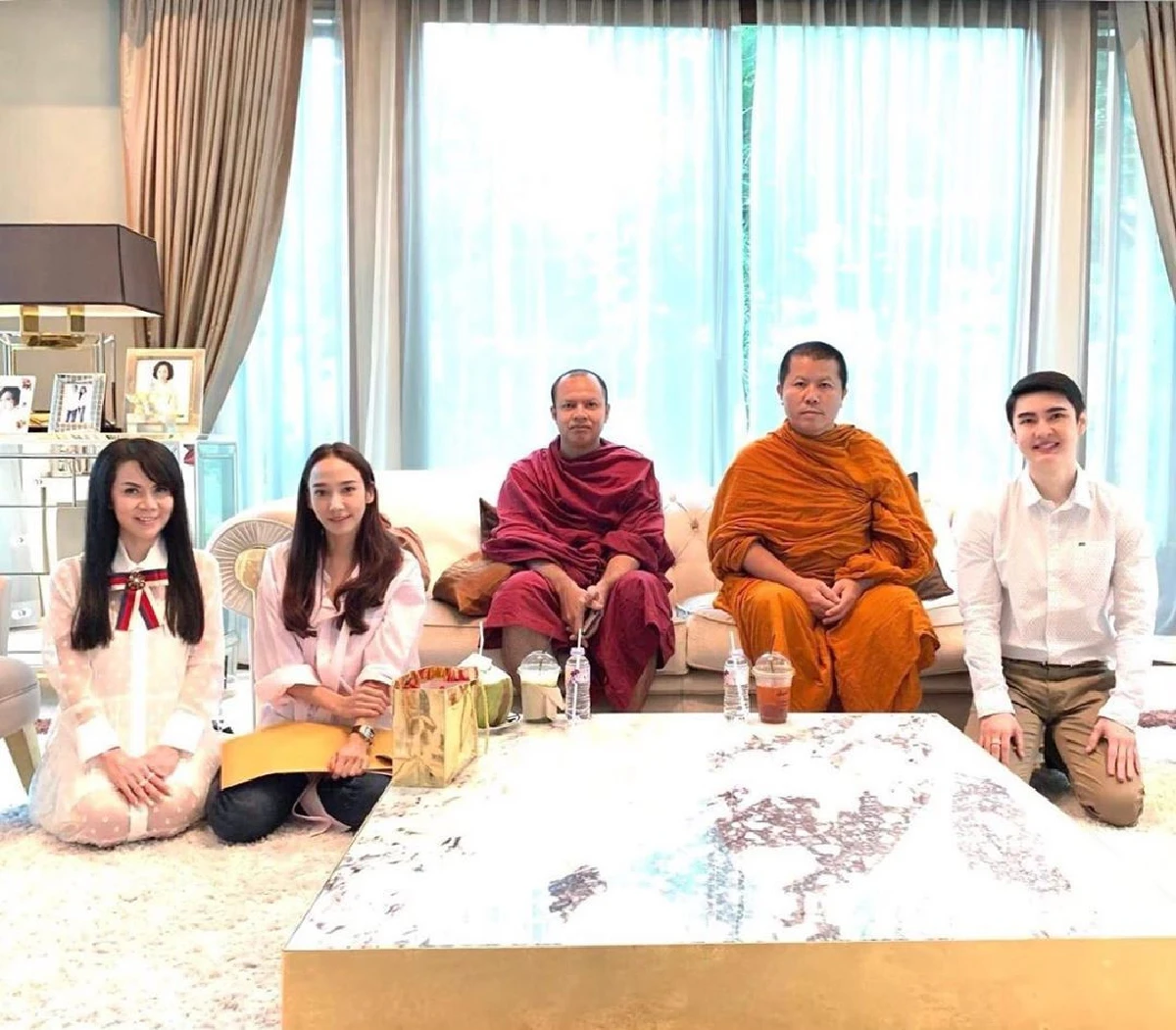 สวยใจบุญ! อั้ม พัชราภา พร้อมเพื่อนร่วมบริจาคเงิน 2.3 ล้าน สร้างเมรุเผาศพ