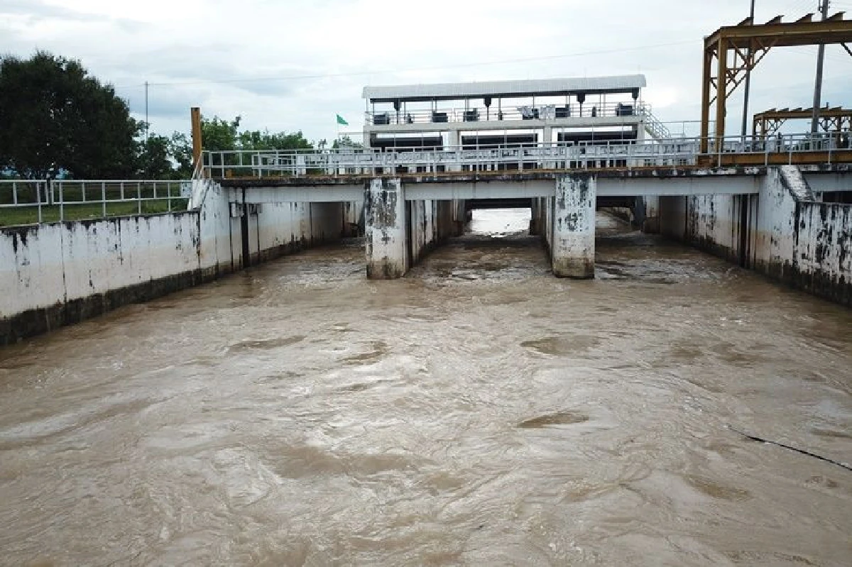 ฝนตกต่อเนื่อง นครพนมเร่งระบายน้ำลงน้ำโขง หวั่นกระทบนาข้าว
