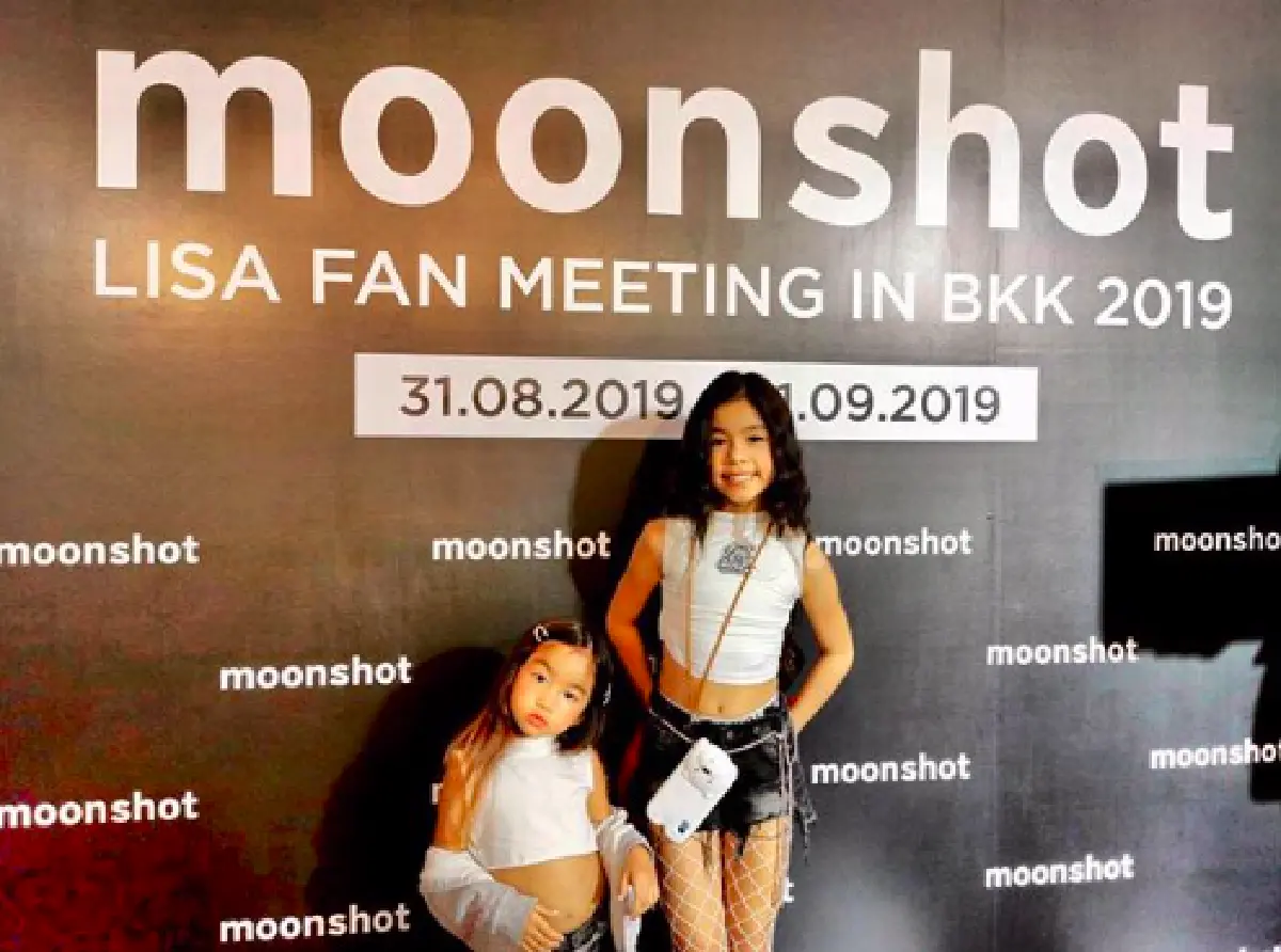 "น้องแตงโม-น้องแตงไทย” ลูกสาว “แจ๊ส-แจง” เต้นโชว์ “ลิซ่า BLACKPINK” บนเวทีในงานมีทติ้ง