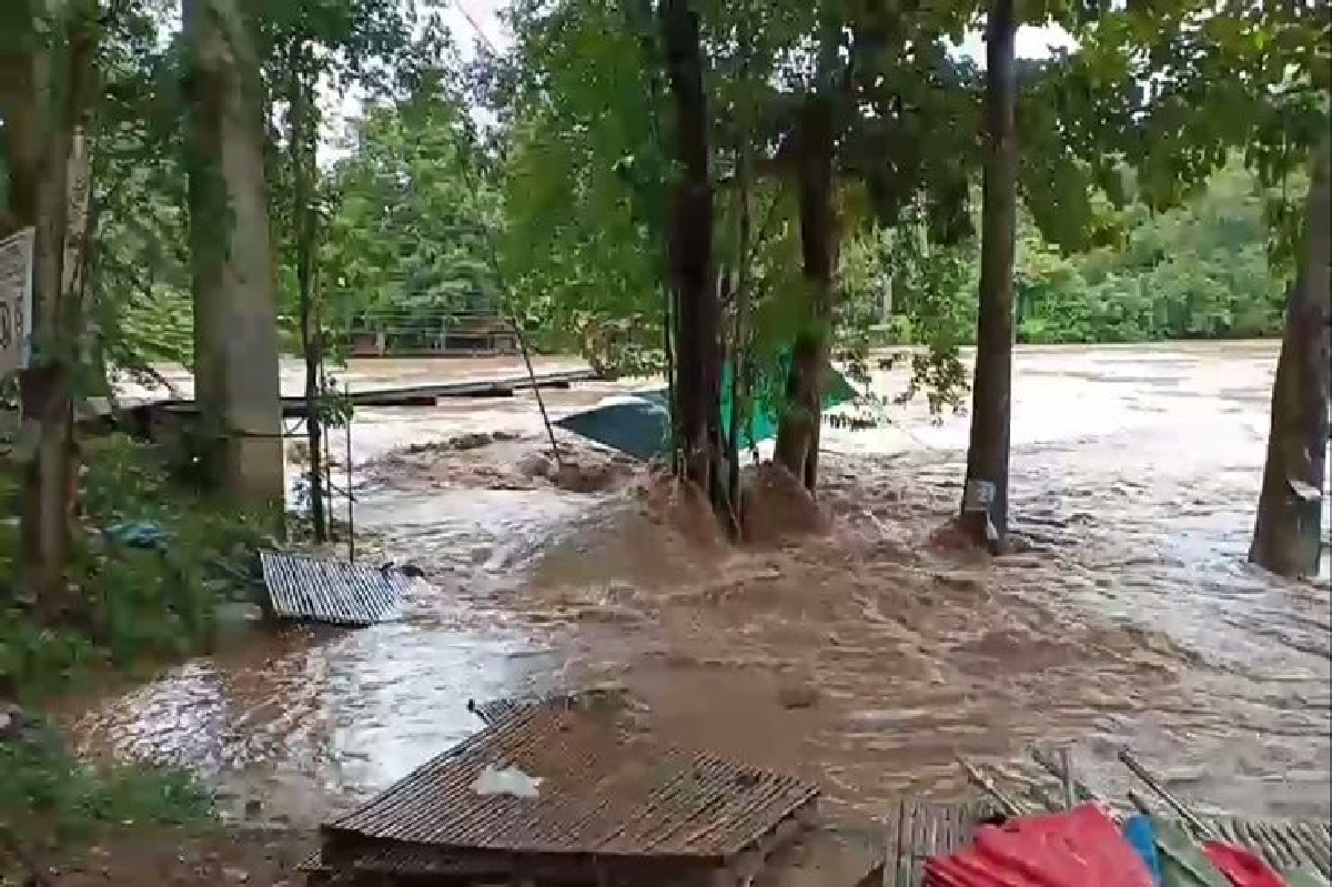ฝนถล่มวังทอง!! ลำน้ำเข็กน้ำเชี่ยวกราก เอ่อท่วมร้านค้า-รีสอร์ทน้ำตกแก่งซอง ฝนถล่มวังทอง!! ลำน้ำเข็กน้ำเชี่ยวกราก เอ่อท่วมร้านค้า-รีสอร์ทน้ำตกแก่งซอง