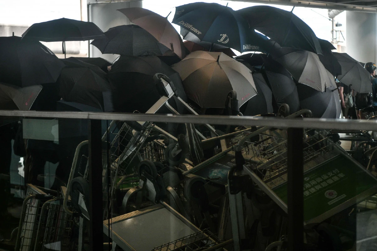 ม็อบบุกสนามบินฮ่องกงแล้ว อีกส่วนปิดเส้นทางจราจร