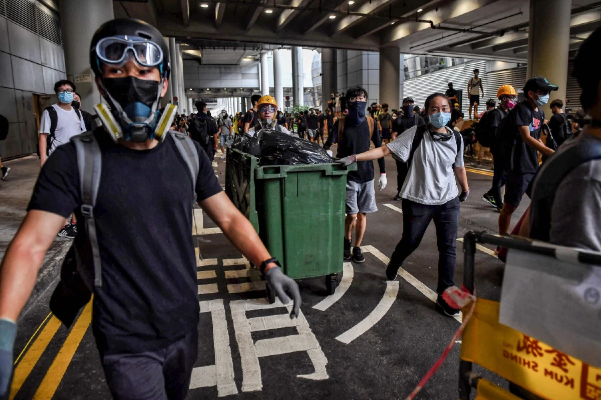 ม็อบบุกสนามบินฮ่องกงแล้ว อีกส่วนปิดเส้นทางจราจร