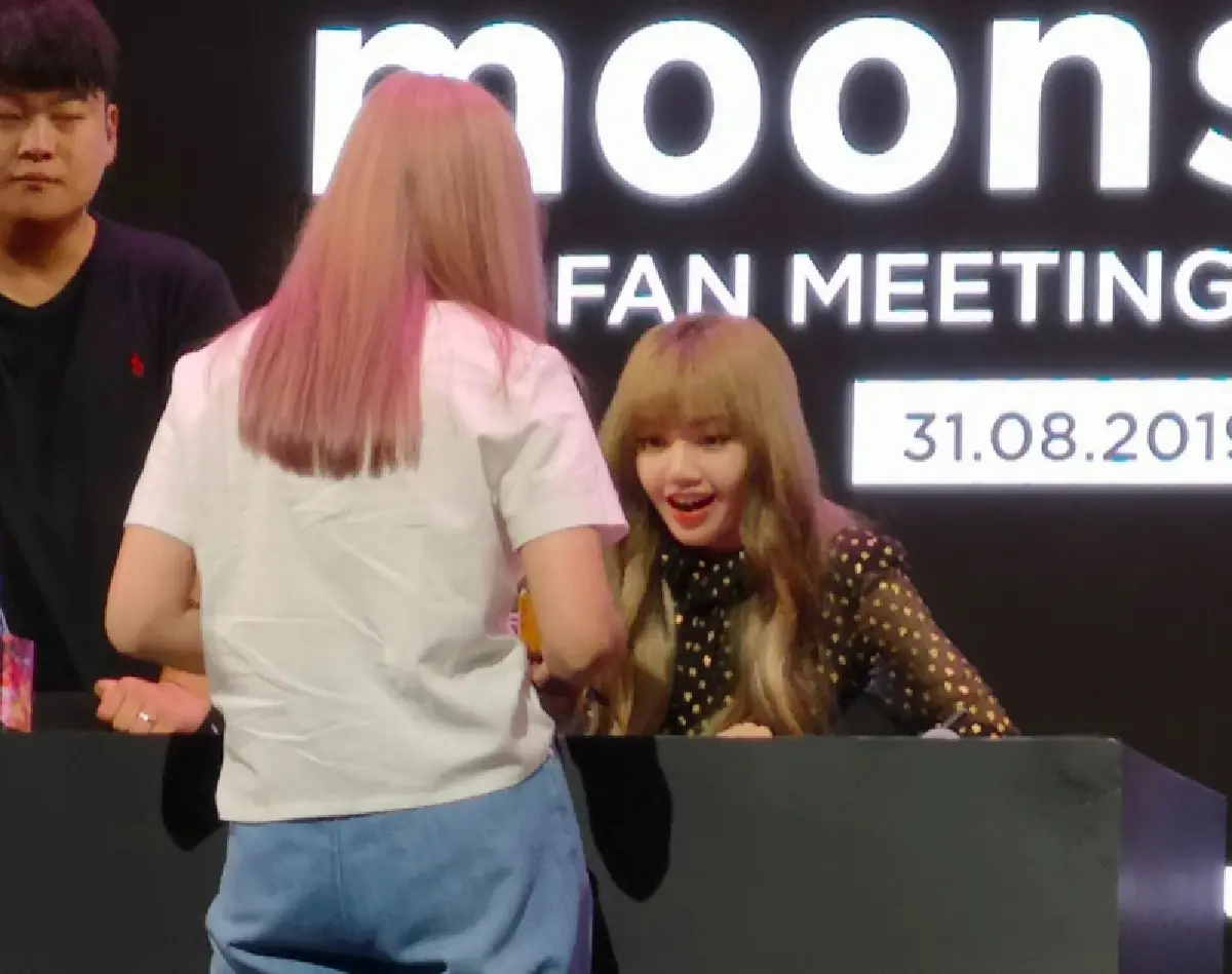 "ลิซ่า BLACKPINK" กรี๊ดลั่น!! “พาย” น้องสาว “พีช พชร” จัดกล้องถ่ายรูปสุดหายากให้