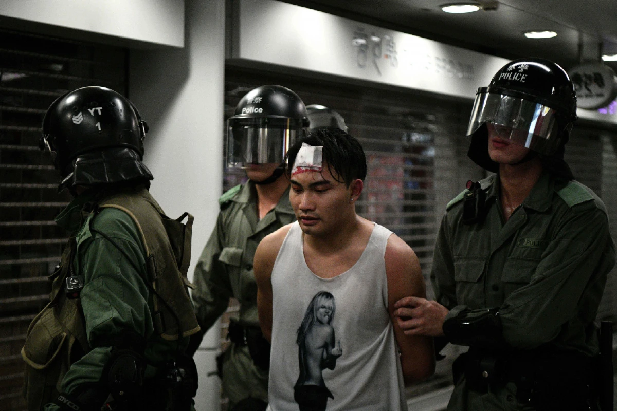 ตำรวจฮ่องกงปิดประตูตีแมว ล้อมรถไฟฟ้าใต้ดินรุมม็อบ