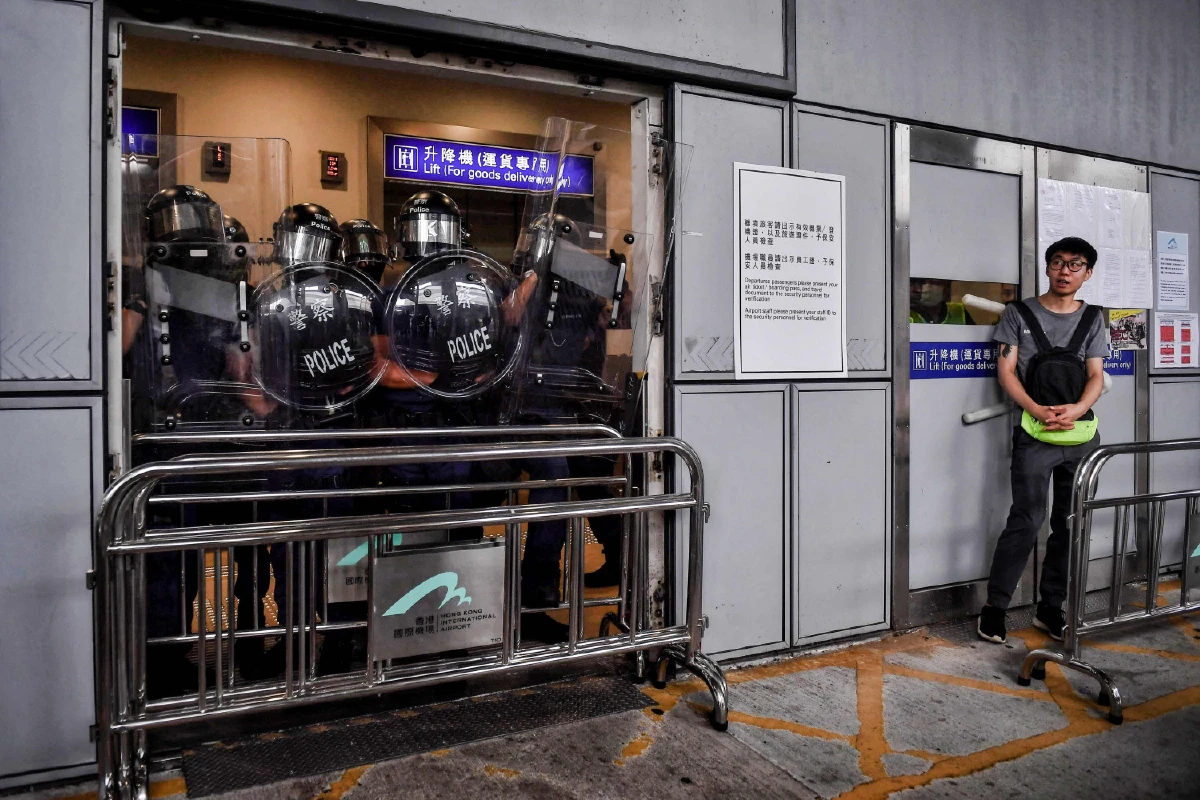 ม็อบบุกสนามบินฮ่องกงแล้ว อีกส่วนปิดเส้นทางจราจร