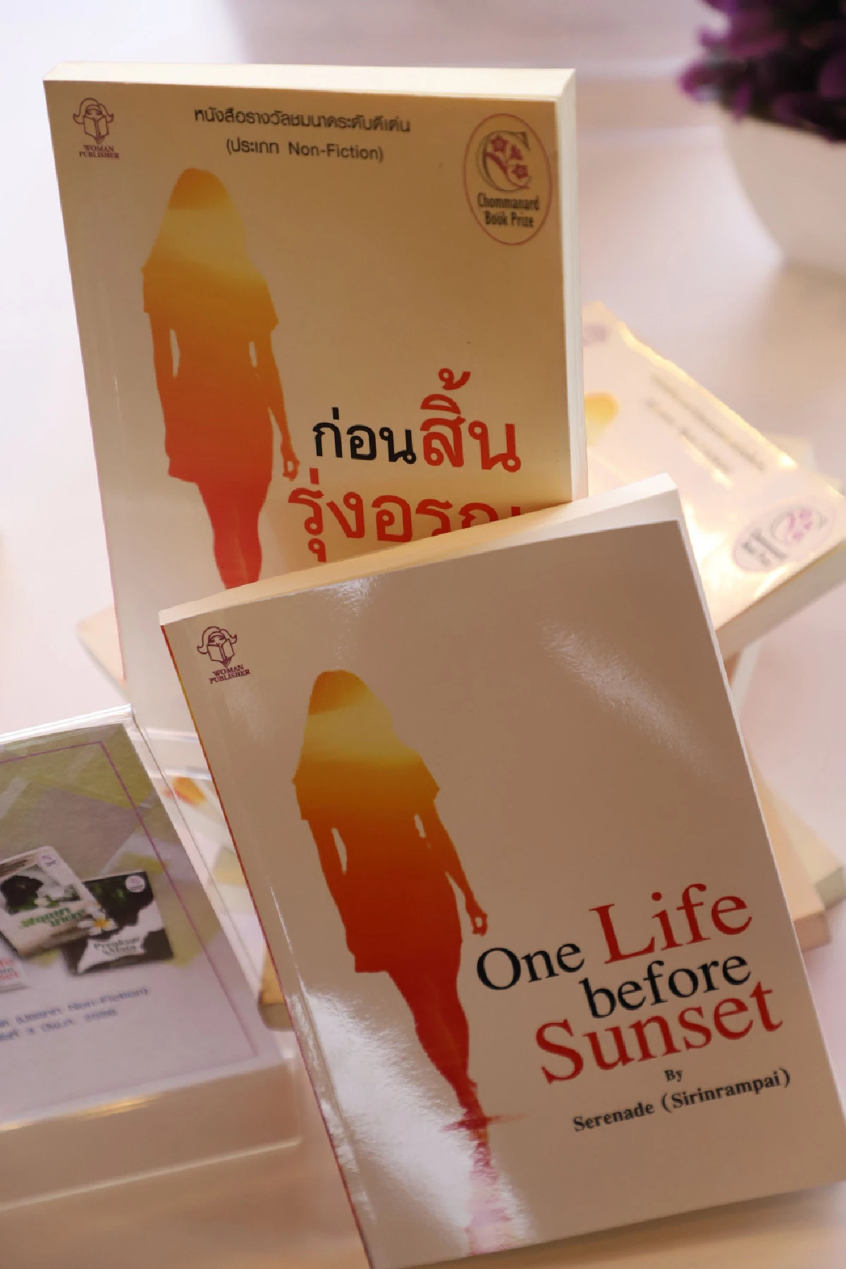 6 หนังสือสองภาษาน่าอ่าน ผลงานนักเขียนสตรีรางวัลชมนาด
