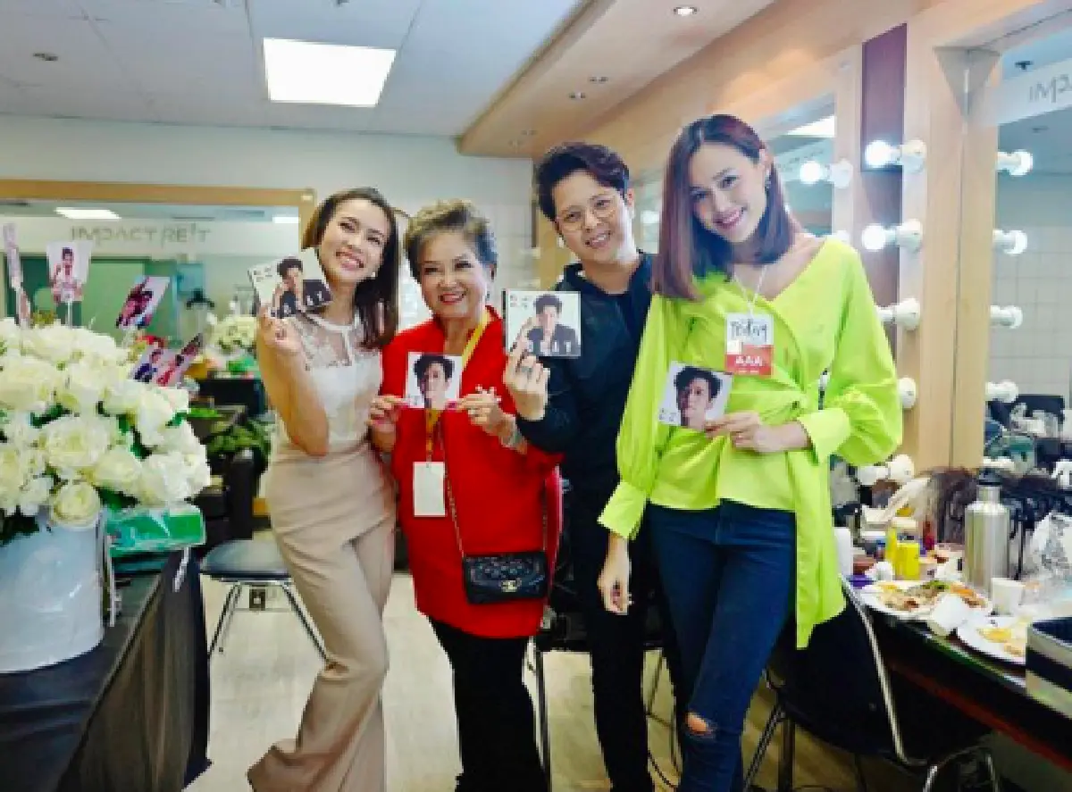 "ไบรท์ พิชญทัฬห์" แชร์คลิปน่ารักๆ  หอบช่อดอกไม้เซอร์ไพรส์ “โต๋" หลังเวทีคอนเสิร์ต