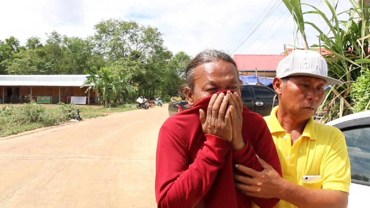 โวยการไฟฟ้าไม่ตัดไฟทำให้หนุ่มน้ำใจงามช่วยเพื่อนบ้านย้ายของหนีน้ำถูกไฟช็อตตาย