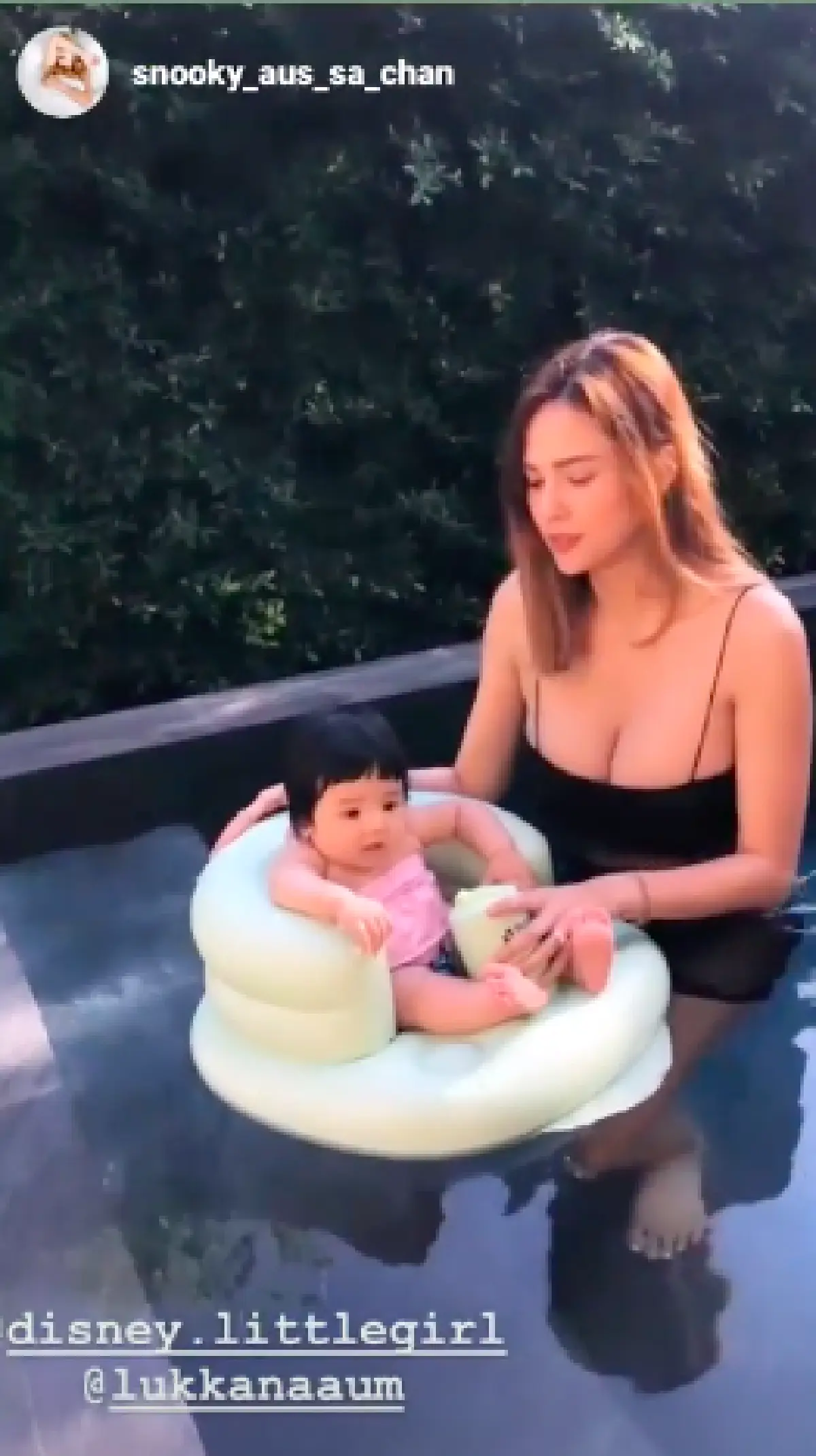 แม่ลูกอ่อนคนนี้เด็ดมาก! “อุ้ม ลักขณา” สลัดผ้าอวดหุ่นแซ่บในชุดว่ายน้ำ