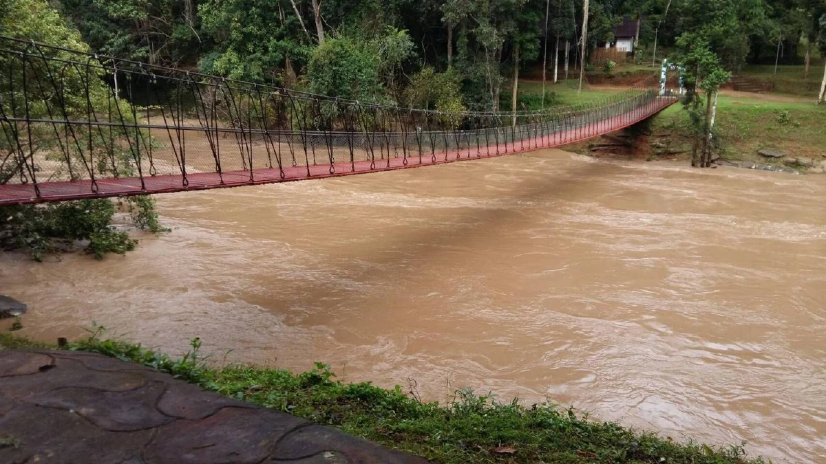 "ทุ่งแสลงหลวง"ปิดแหล่งท่องเที่ยวชั่วคราวหลังน้ำป่าไหลหลาก