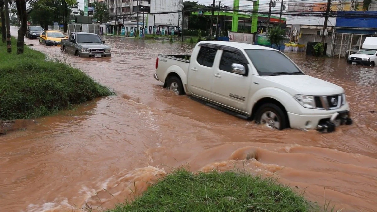ขอนแก่นฝนถล่มหนัก น้ำท่วมหลายเส้นทาง จนท.เร่งระบายน้ำ