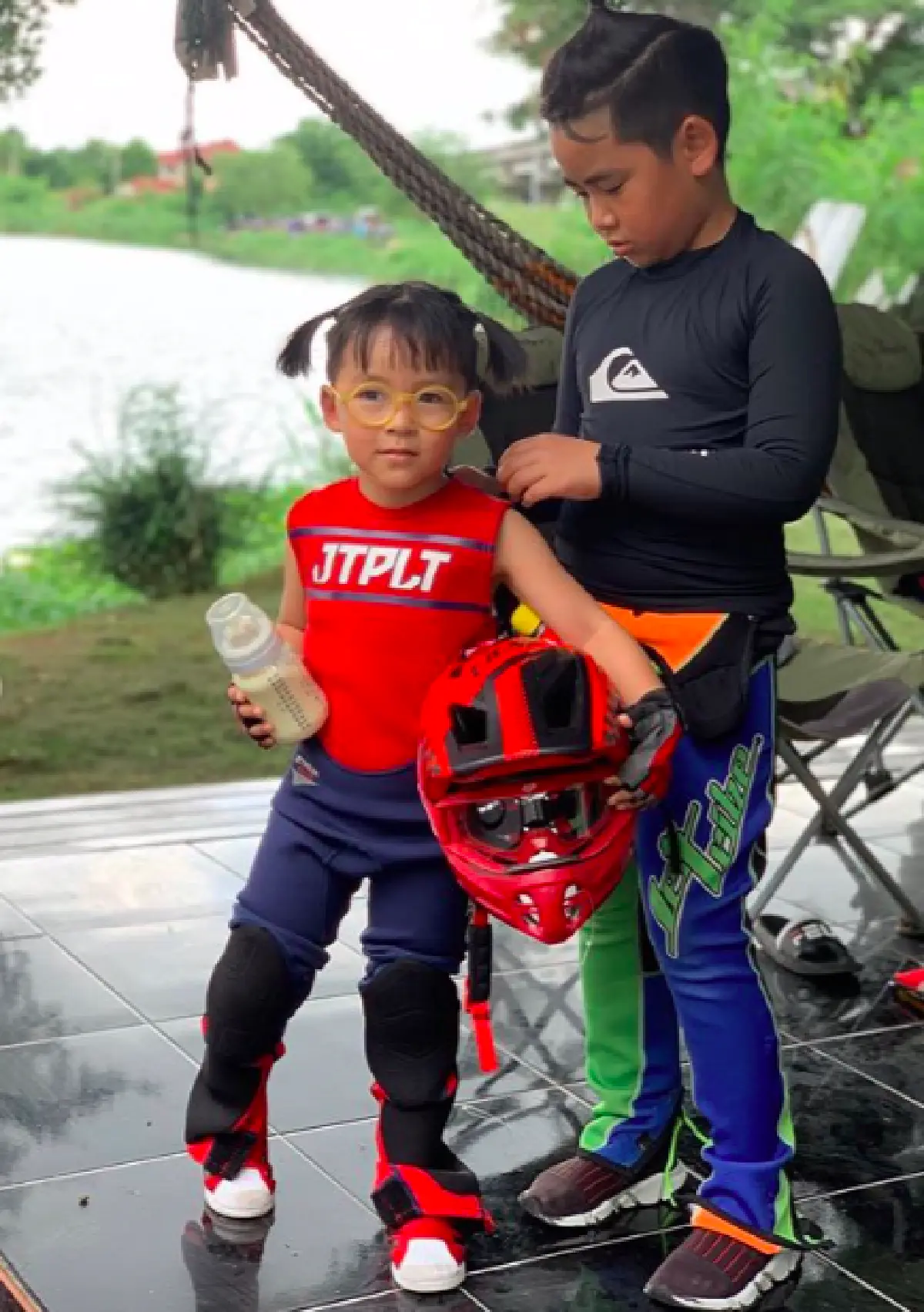 สกิลเหลือล้น "ออกู๊ด" ลูกชาย "เปิ้ล นาคร" ขับเจ็ตสกีพร้อมกับคาบขวดนมไปด้วย