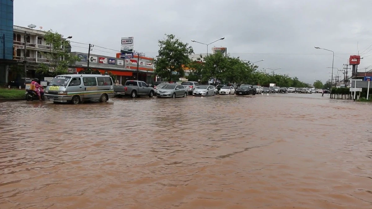 ขอนแก่นฝนถล่มหนัก น้ำท่วมหลายเส้นทาง จนท.เร่งระบายน้ำ