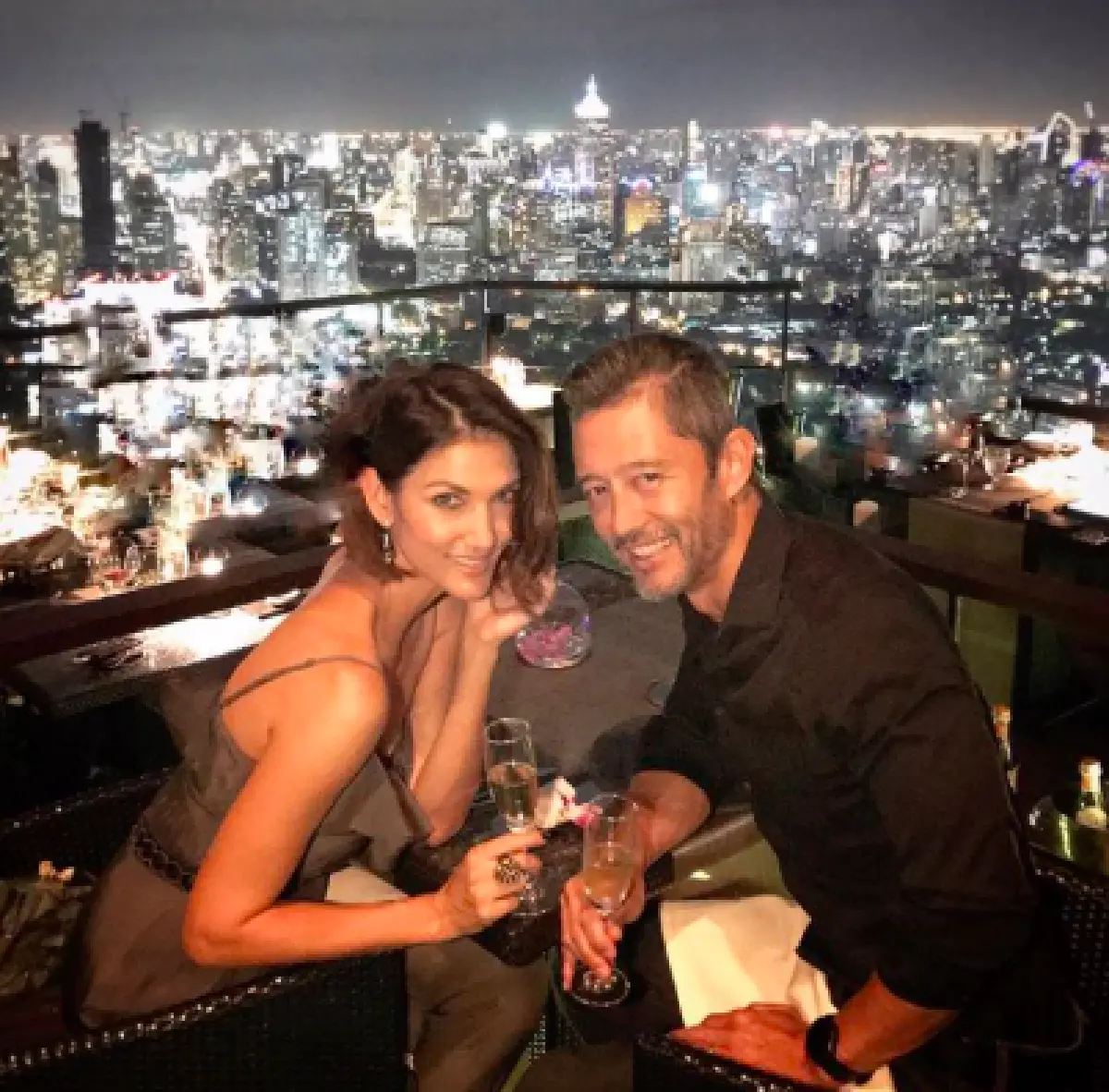 โอ้โหว!! พ่อหล่อมาก “ไบรอน” สามี “ซินดี้ สิรินยา” ร่วมเดินแบบปิดงานแฟชั่นโชว์ ปังหนักมาก