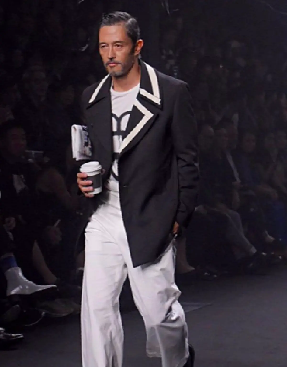 โอ้โหว!! พ่อหล่อมาก “ไบรอน” สามี “ซินดี้ สิรินยา” ร่วมเดินแบบปิดงานแฟชั่นโชว์ ปังหนักมาก