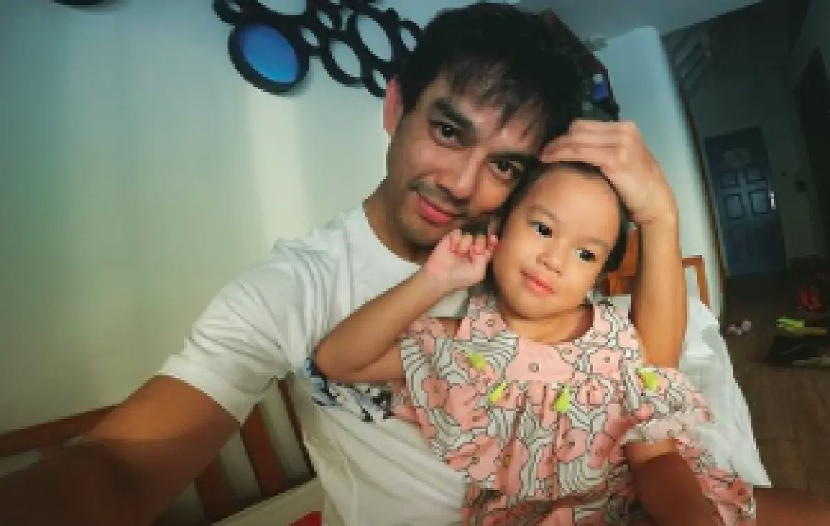 ใจหายใจคว่ำ! "มอส ปฏิภาณ” เผยคลิปลูกสาว “น้องสวรรค์” พลัดตกจากเก้าอี้โต๊ะอาหาร