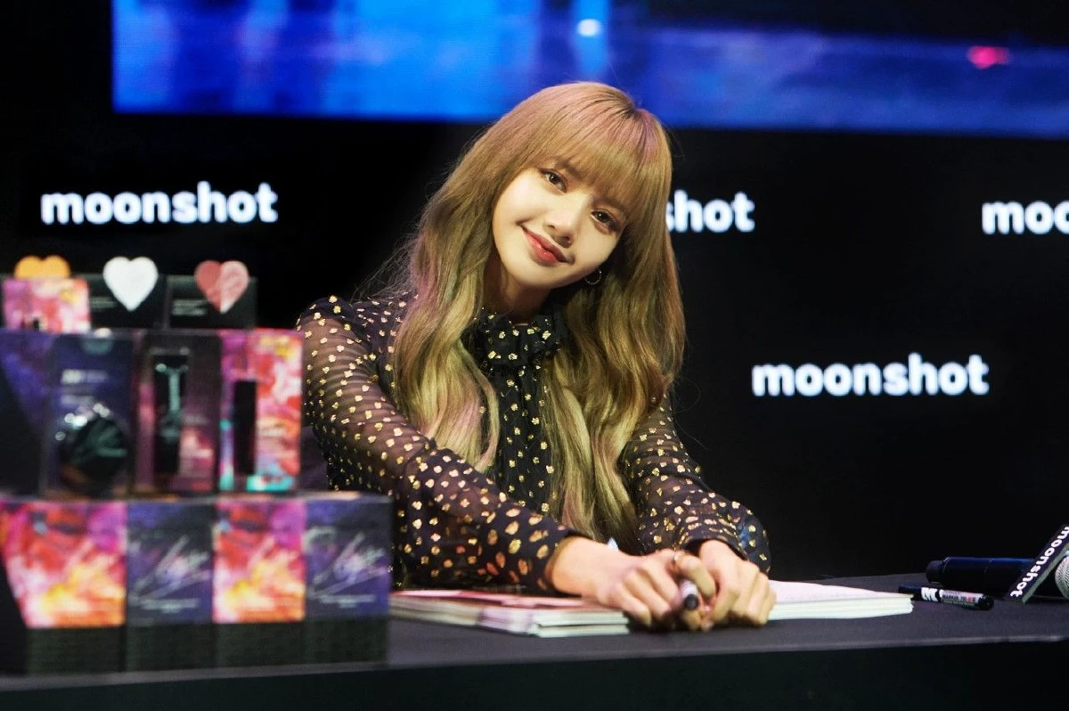 แฟนๆฟิน "ลิซ่า" ร่วมเปิดตัวเครื่องสำอาง LISA’S PICK SPECIAL EDITION