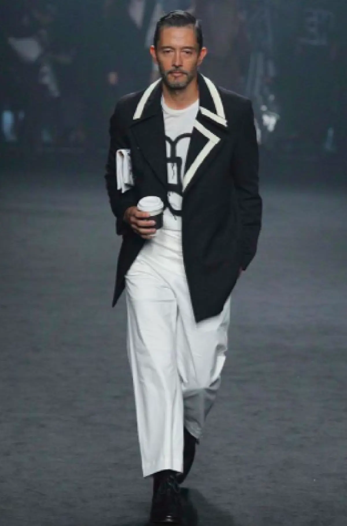 โอ้โหว!! พ่อหล่อมาก “ไบรอน” สามี “ซินดี้ สิรินยา” ร่วมเดินแบบปิดงานแฟชั่นโชว์ ปังหนักมาก