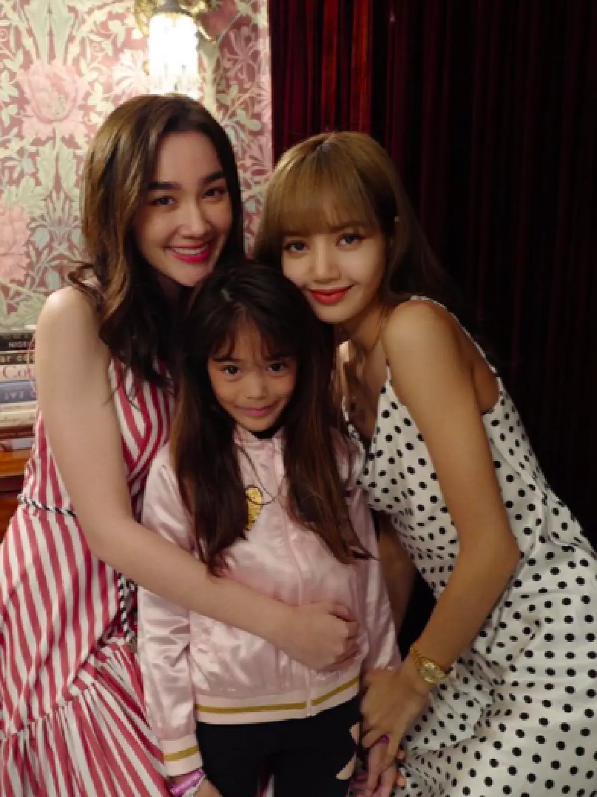 ฟินแทนไปเลย “เดียร์น่า-น้องลียา” ดินเนอร์สุดแฮปปี้กับ "ลิซ่า BLACKPINK”