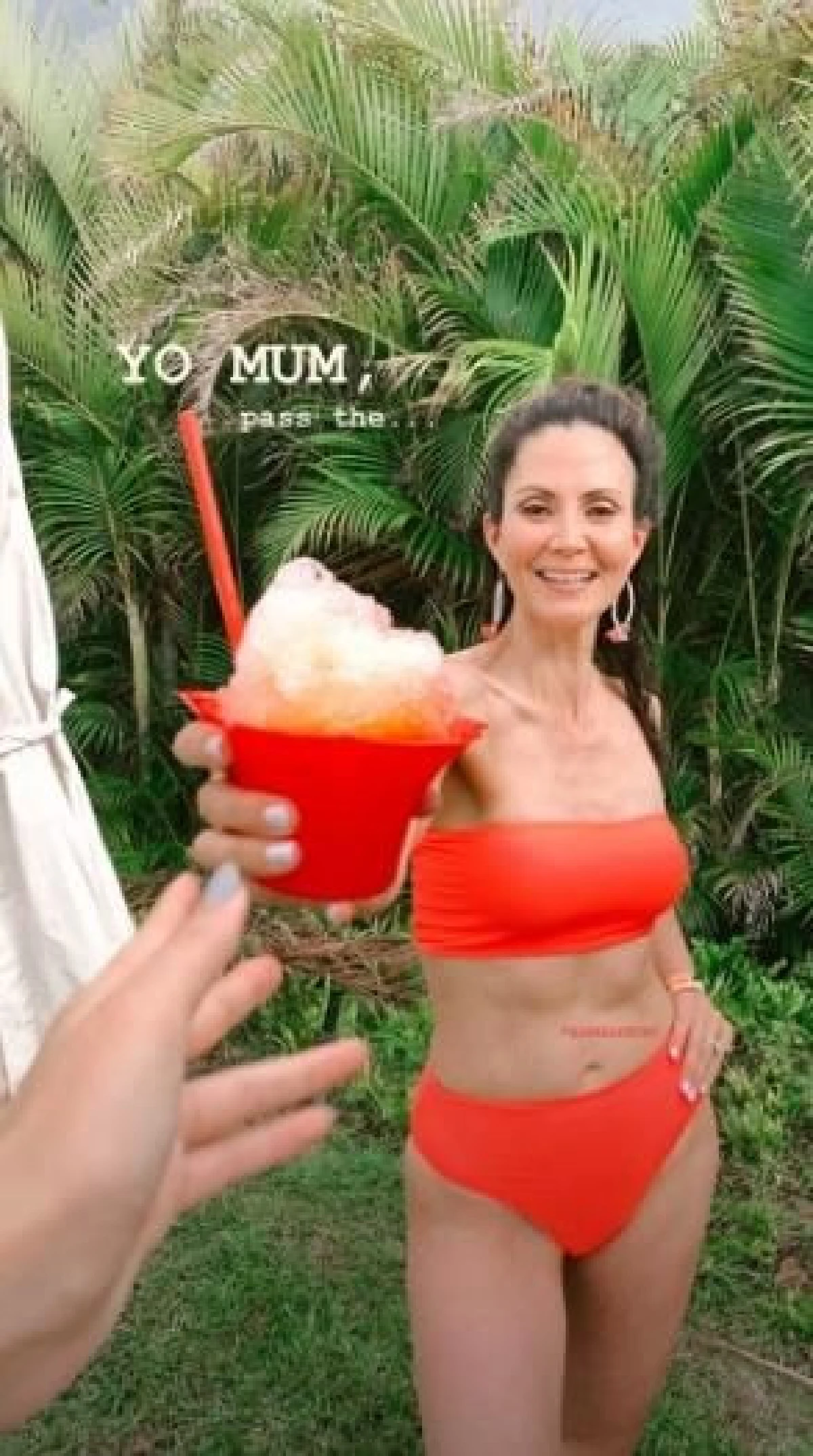 แซ่บแพ็คคู่อีกแล้ว! จีน่า-เจด้า อวดหุ่นเซ็กซี่ในชุดบิกินี่สีสันสดใส