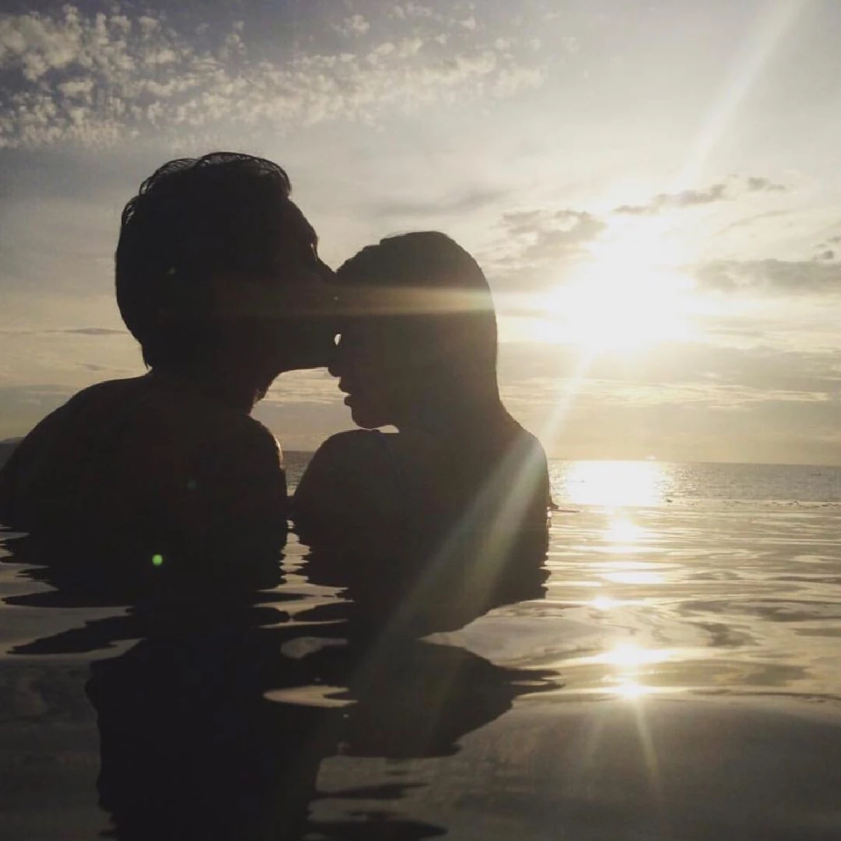 ชุดนี้ต้องมี “ใบเตย-ดีเจแมน” ควงคู่ถ่ายพรีเวดดิ้ง ไม่ทิ้งซิกเนเจอร์ "สั้นเสมอหู”