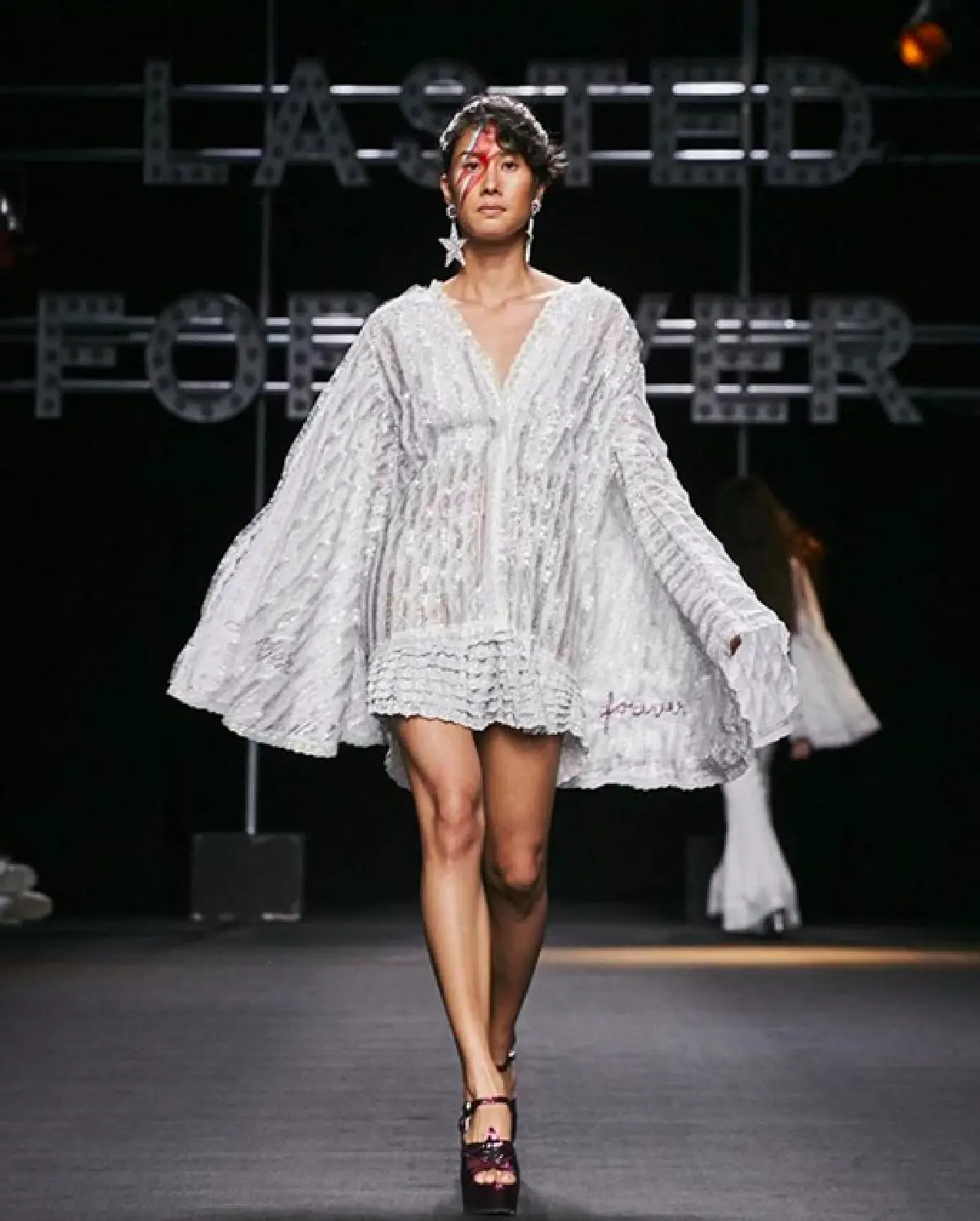 งานนี้แม่ยอม! “แดง ธัญญา” เปรียบเทียบภาพตนเองสมัยเดินแบบกับลูกสาว “บีบี”