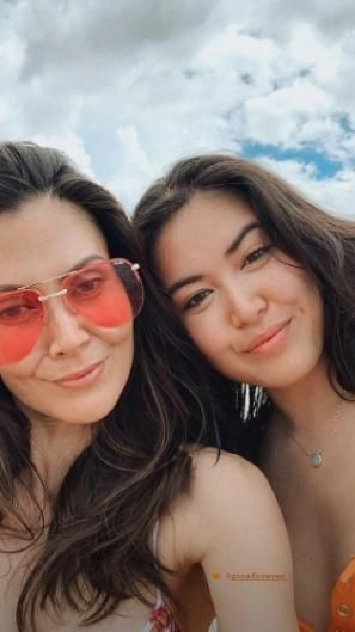 แซ่บแพ็คคู่อีกแล้ว! จีน่า-เจด้า อวดหุ่นเซ็กซี่ในชุดบิกินี่สีสันสดใส