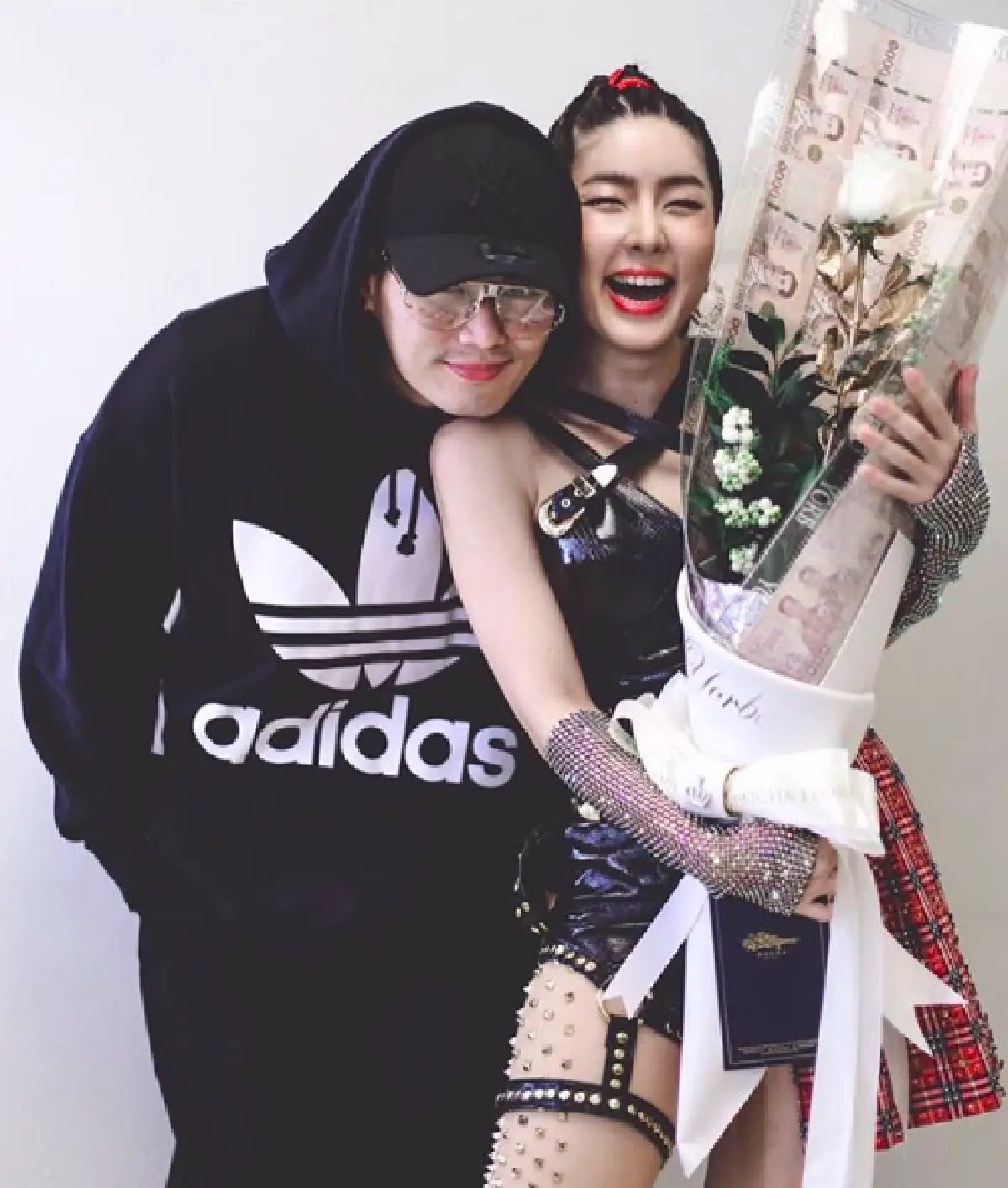 “จียอน” ปลื้มใจไปหลายวัน "ฮั่น” จัดหนัก มอบช่อดอกไม้แบงค์พันให้เป็นรางวัล