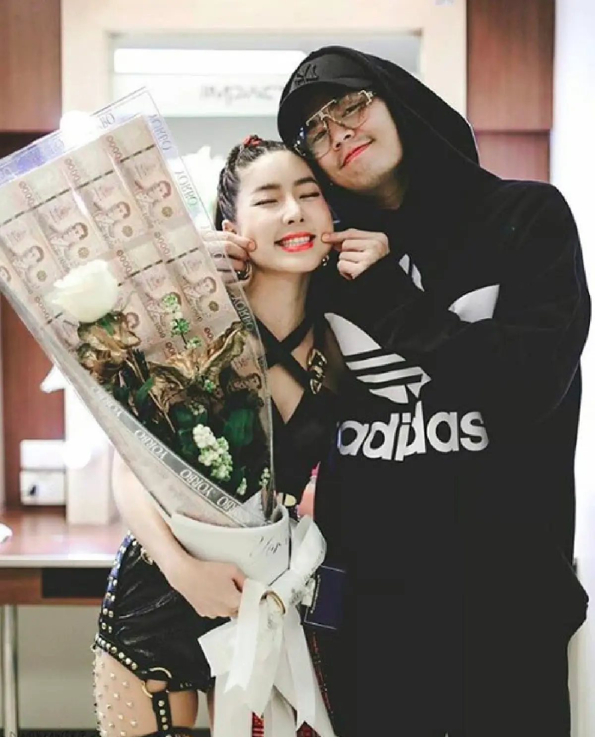“จียอน” ปลื้มใจไปหลายวัน "ฮั่น” จัดหนัก มอบช่อดอกไม้แบงค์พันให้เป็นรางวัล