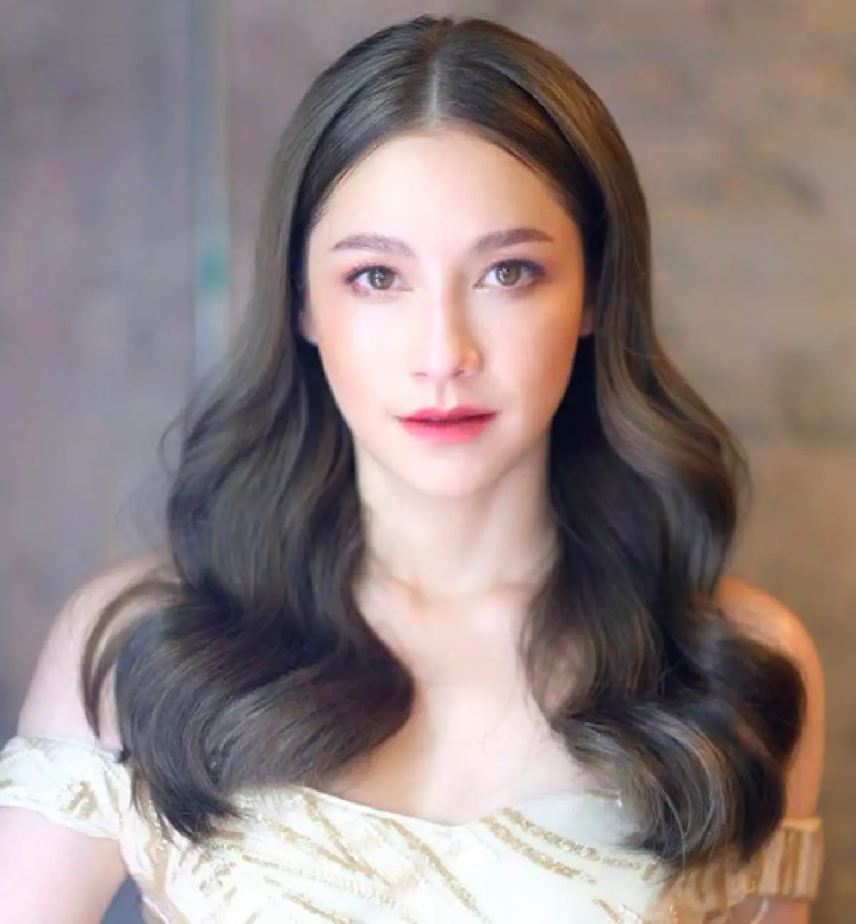 สวยดุจเจ้าหญิง! “นาตาลี” เผยภาพสวมชุดเจ้าสาวสีขาว ชุดเรียบๆ แต่คนโดดเด่นมาก