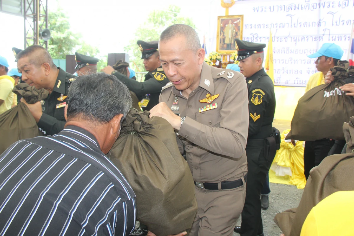 ร.10ทรงห่วงใยผู้ประสบภัยน้ำท่วมพิษณุโลกพระราชทานถุงยังชีพ-ตั้งโรงครัวปเลี้ยงอาหาร