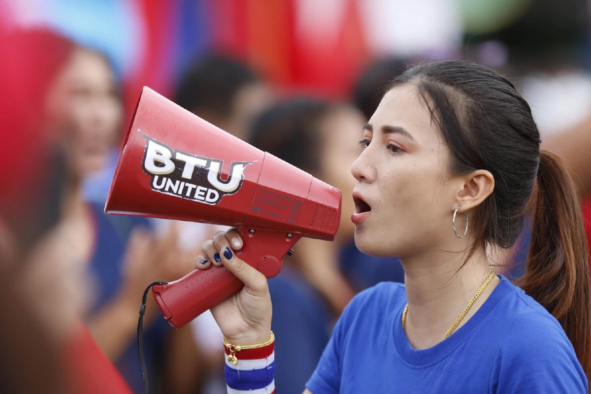 ใครสวยกว่ากัน! กองเชียร์สาวไทย-เวียดนามหน้าสนามก่อนเตะ