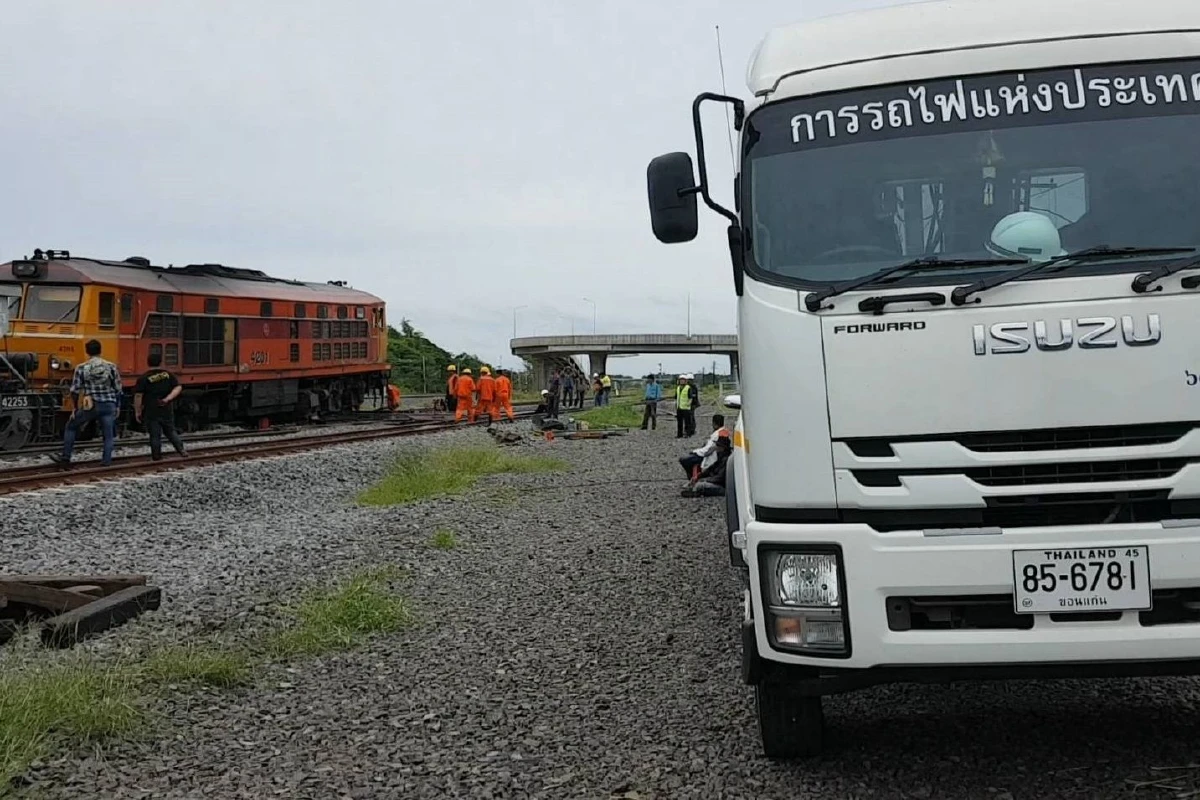 รถไฟขนหินตกรางที่สถานีชุมทางบัวใหญ่ได้รับการแก้ไขแล้ว