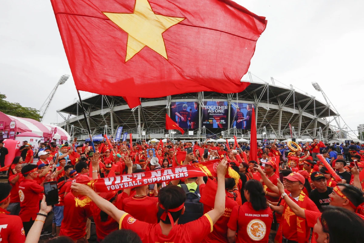 ใครสวยกว่ากัน! กองเชียร์สาวไทย-เวียดนามหน้าสนามก่อนเตะ