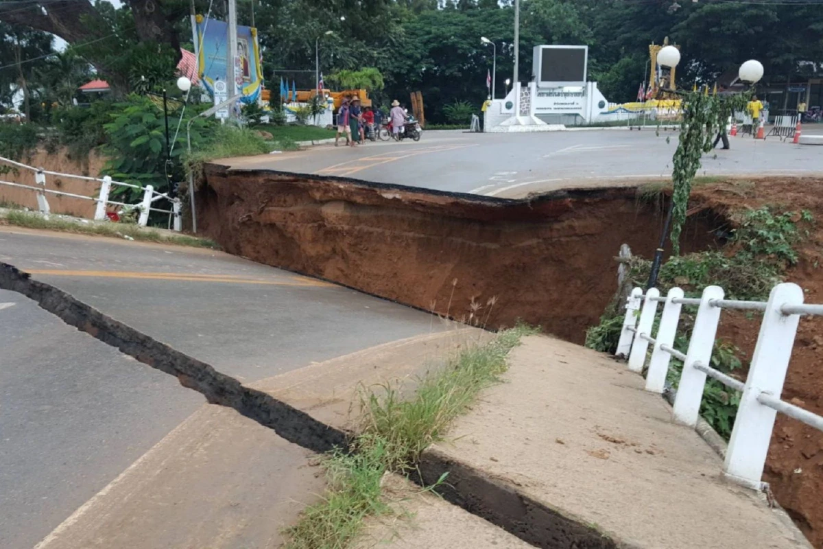 สะพานหน้าเขื่อนเพชรบุรีถล่ม!ถนนขาดเจ้าหน้าที่ปิดการจราจรชั่วคราว