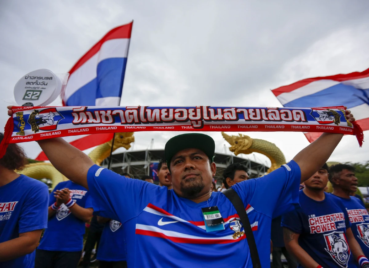 ใครสวยกว่ากัน! กองเชียร์สาวไทย-เวียดนามหน้าสนามก่อนเตะ