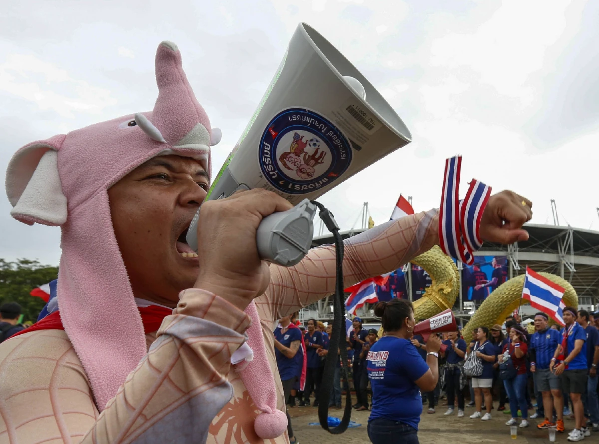 ใครสวยกว่ากัน! กองเชียร์สาวไทย-เวียดนามหน้าสนามก่อนเตะ